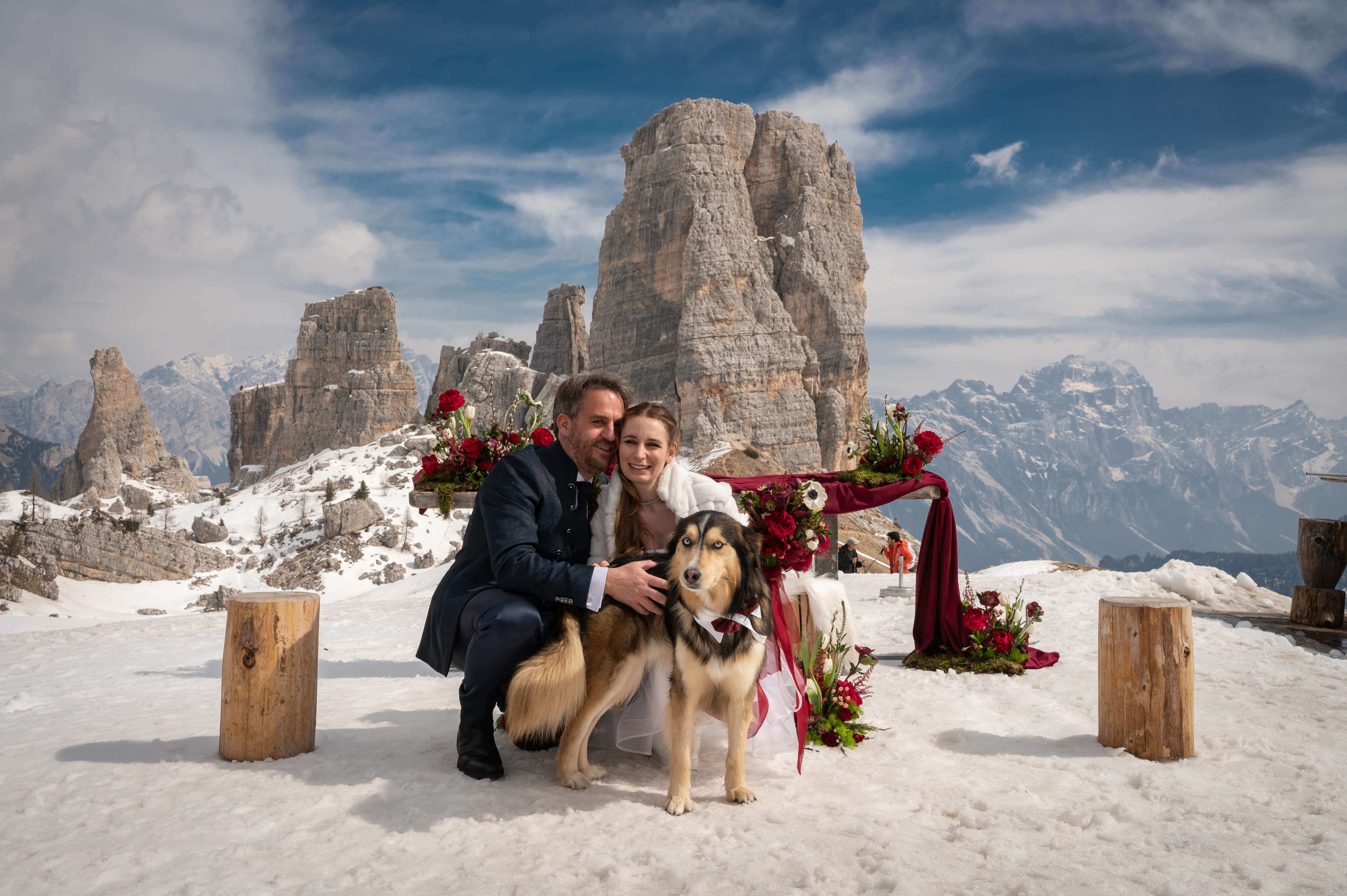 Sposi a Cortina che fanno la foto con il loro cane
