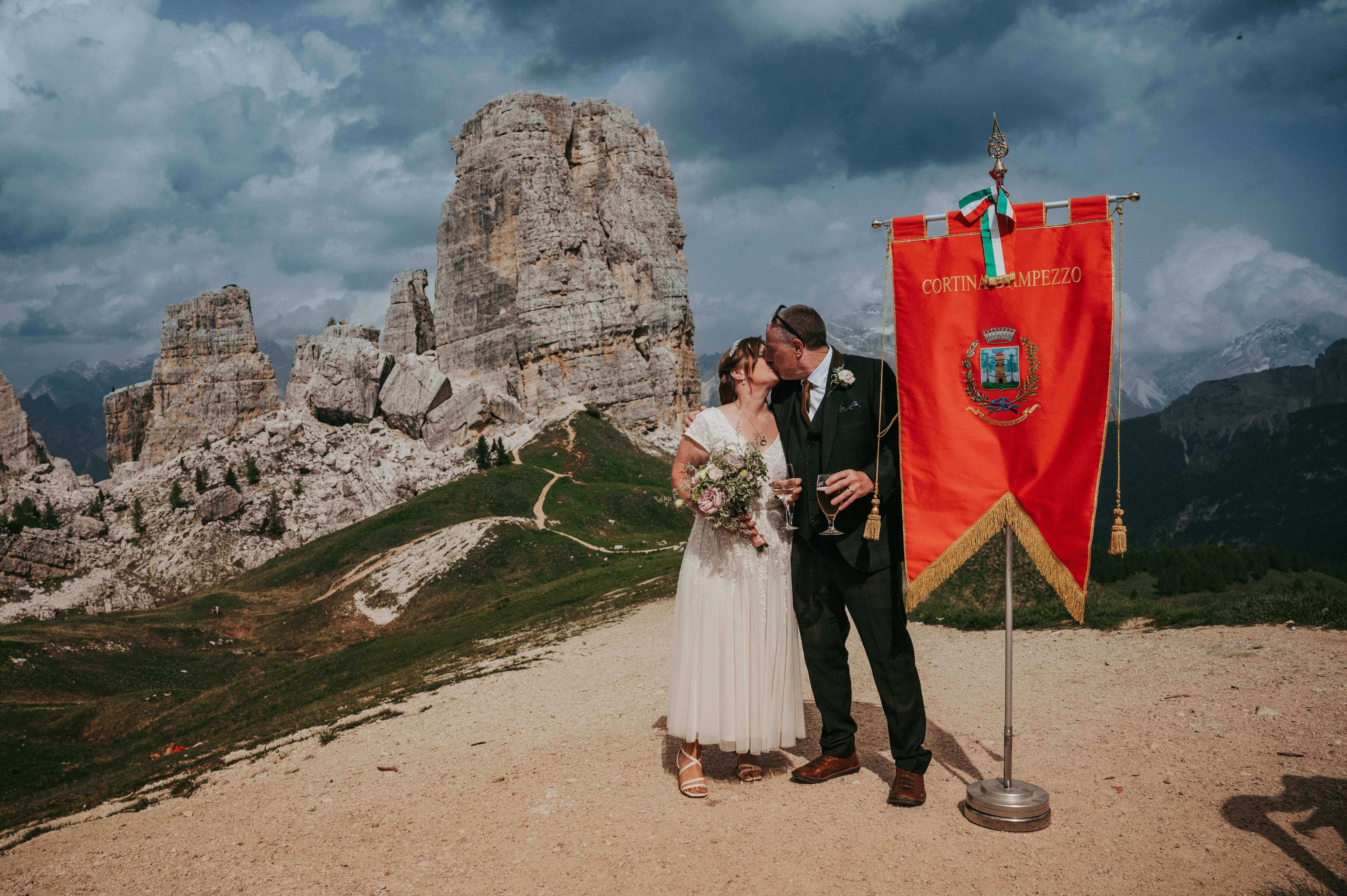 Sposi vicino a bandiera di Cortina