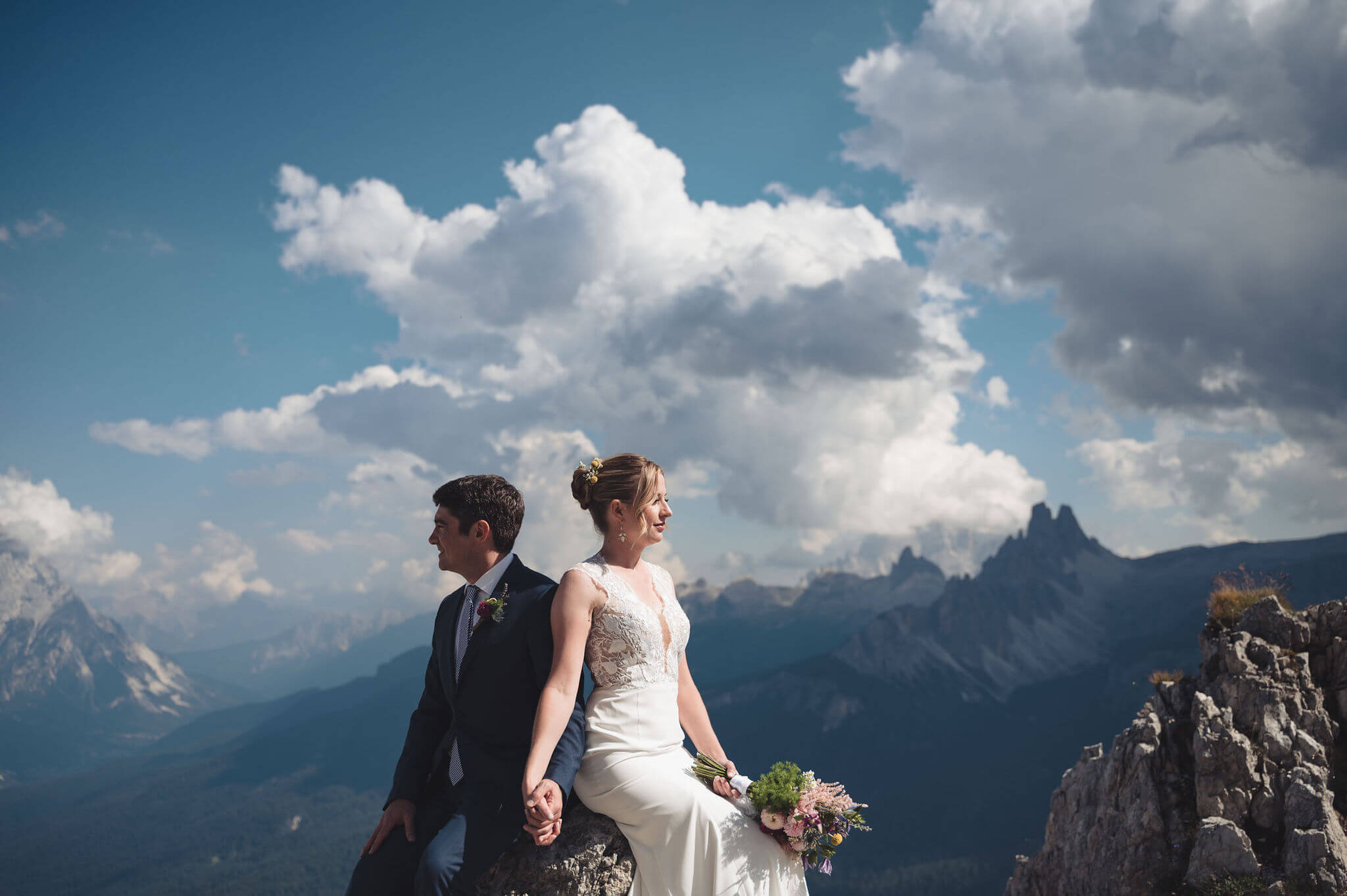 Sposi con dietro panorama delle montagne