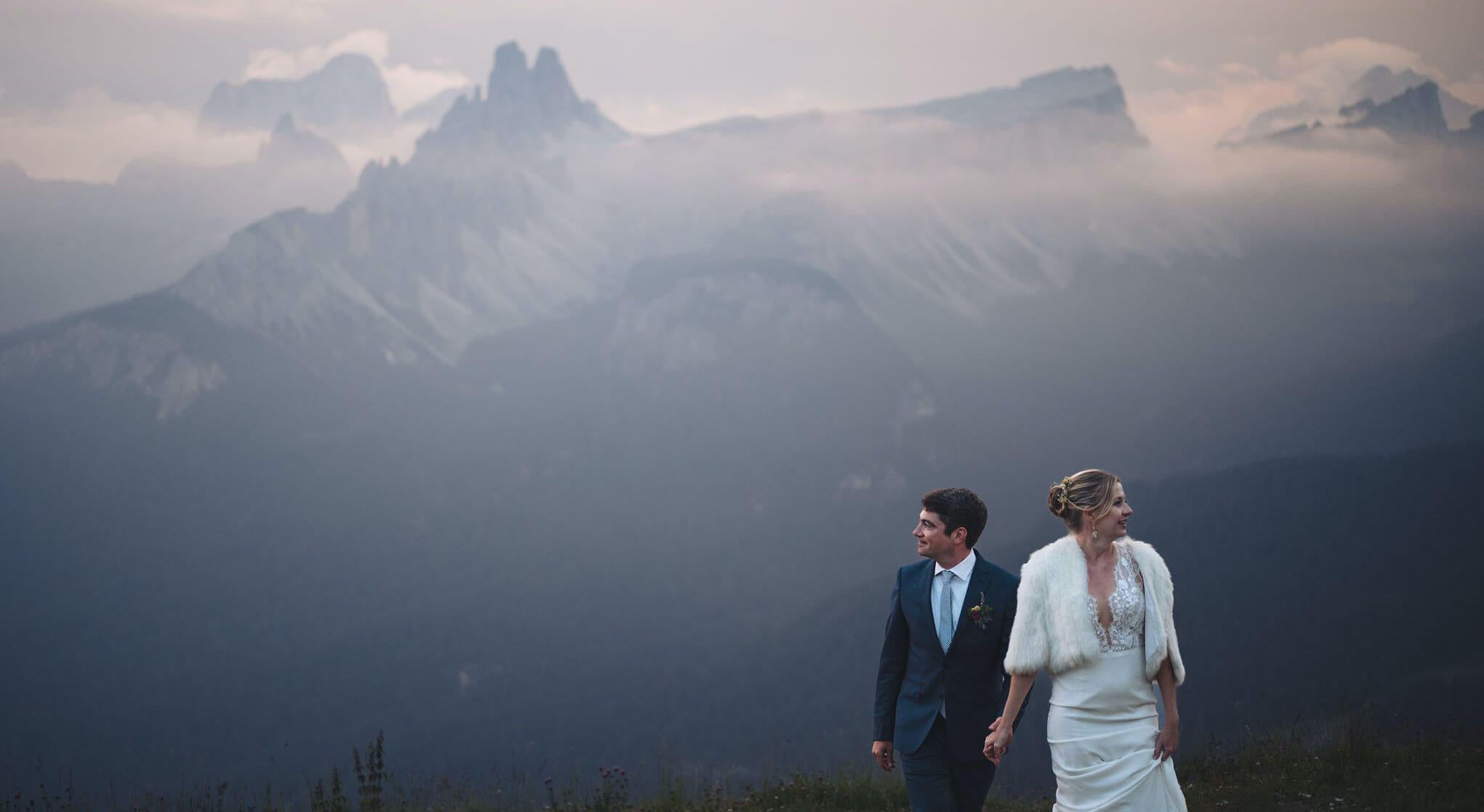 Sposi con dietro panorama delle montagne
