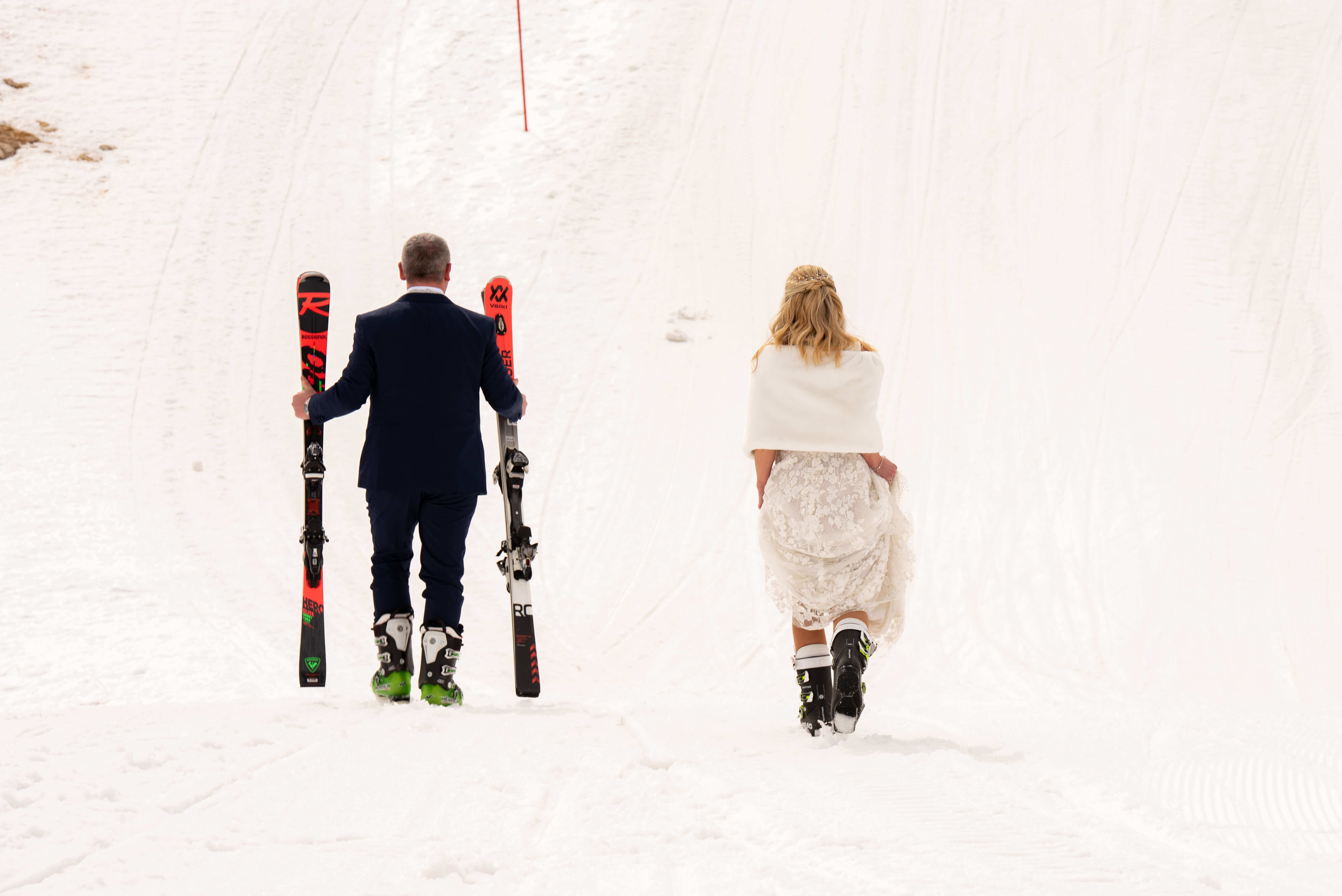 Sposi che se ne vanno con gli sci in mano