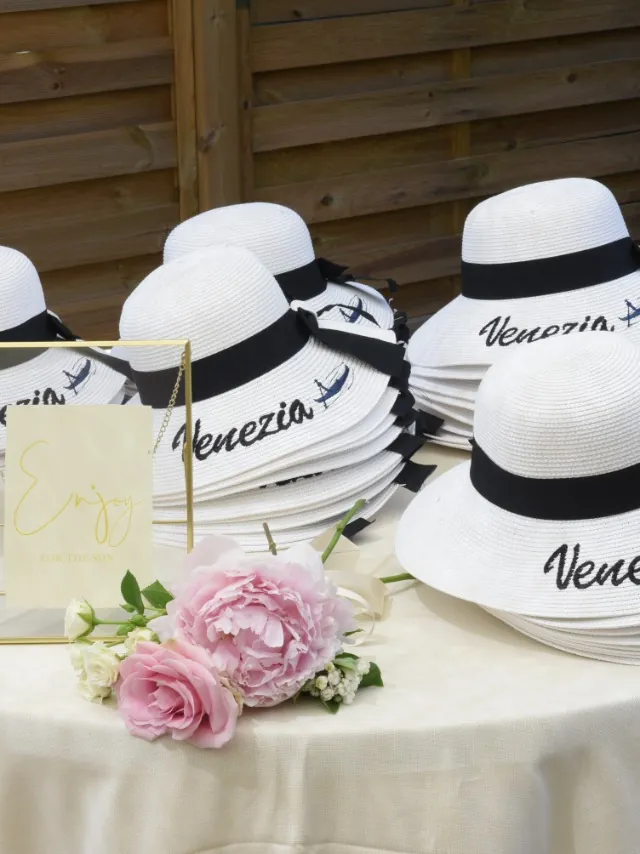 Welcome hats for guests of a Venice wedding