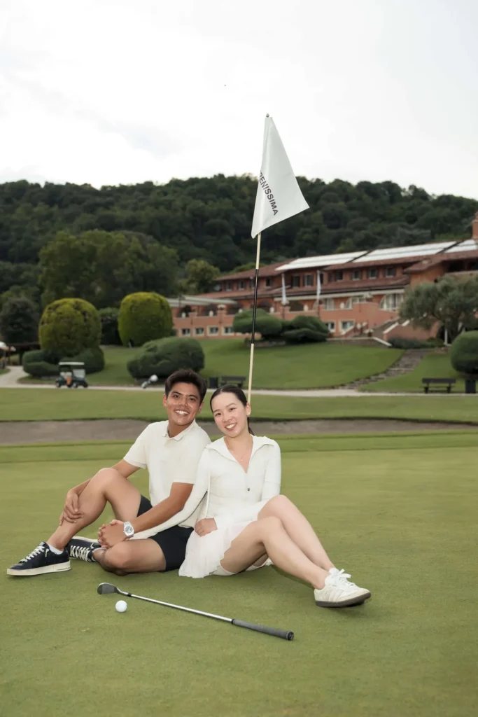 Couple sitting on the green at a golf course near Padua