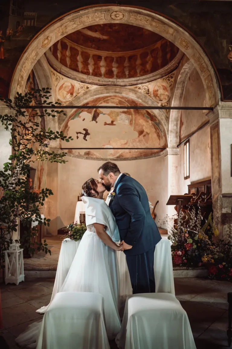 Martina and Mauro's first kiss under the frescoed apse of the church of San Mamante
